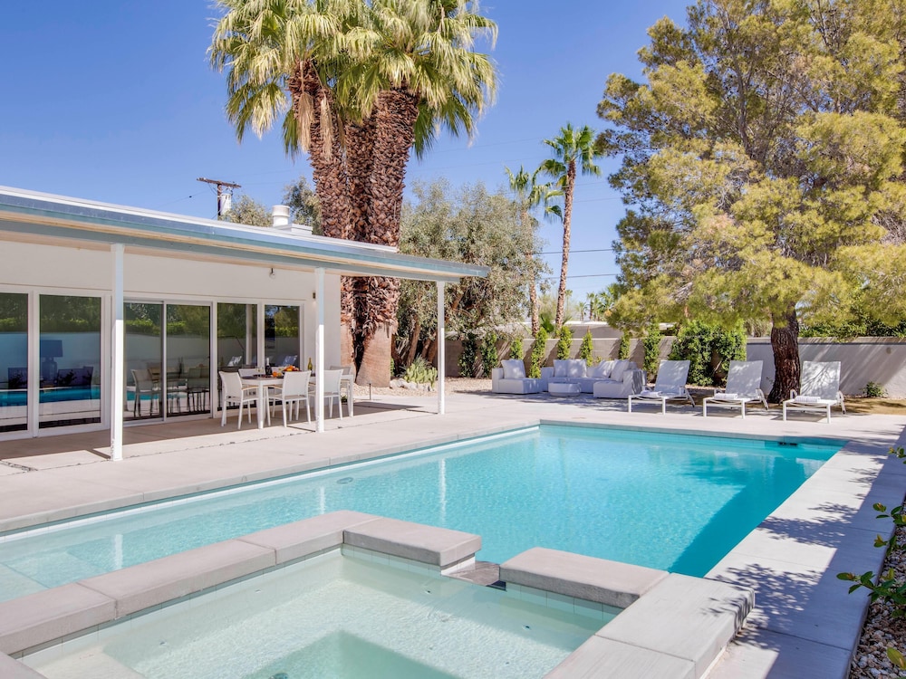 Happy Hour — 4-Star Luxury Hotel in Palm Springs, United States
