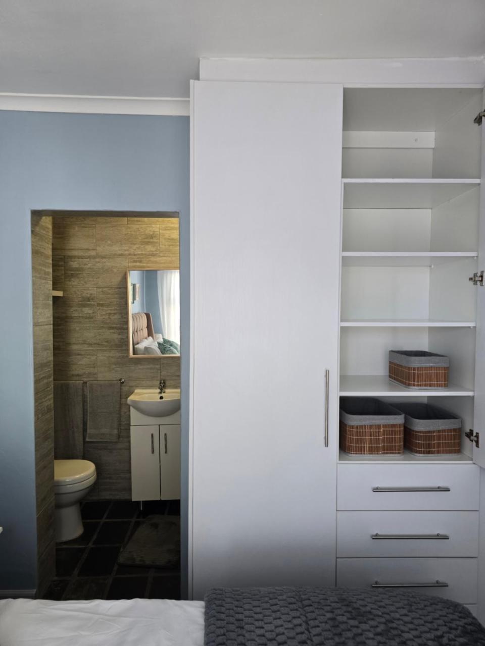 4 Linde Cres Apartment