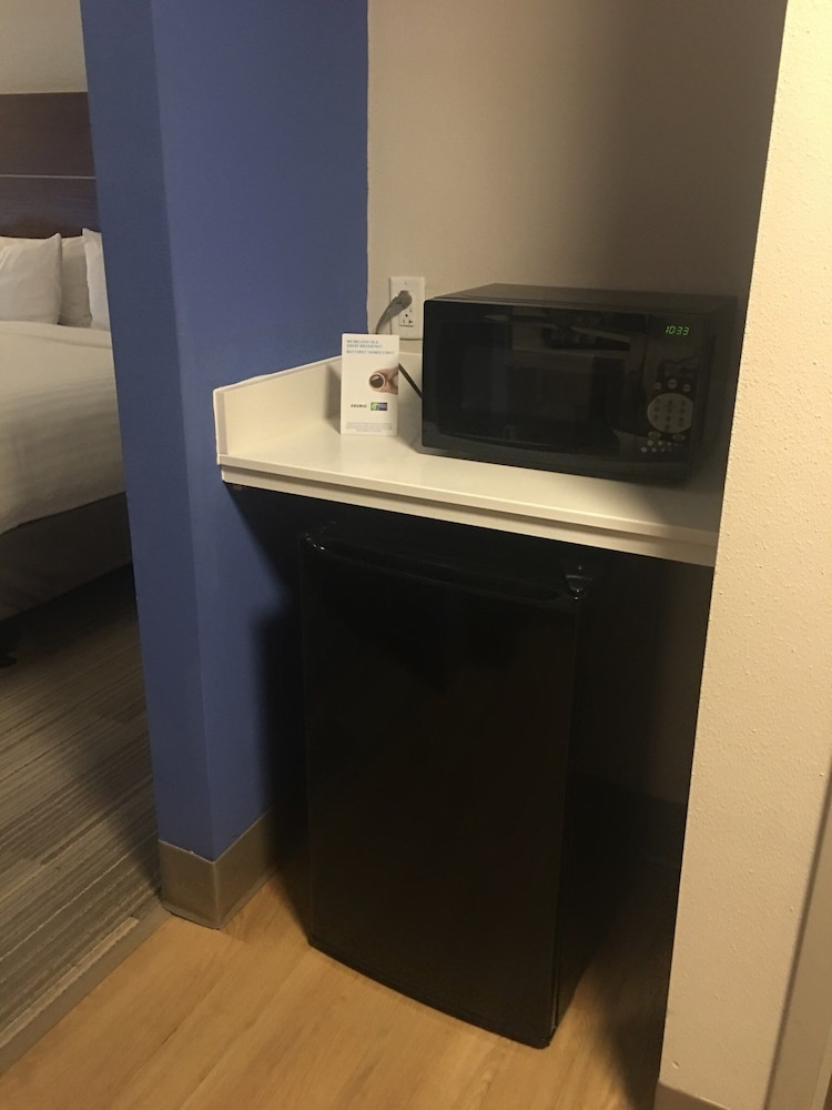 Holiday Inn Express & Suites Kingdom City by IHG - photo 13