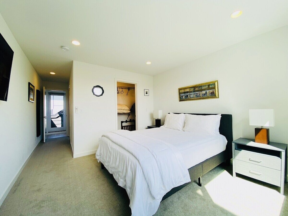Modern Ballard Townhouse 92 Walkscore & Rooftop — 4-Star Luxury Hotel in Seattle, United States