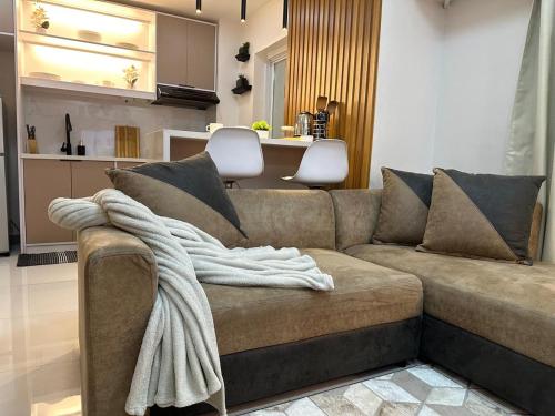 Cylo's Place Spacious 2BR Apt linked to MRT Station near GMA 7 — 4-Star Luxury Hotel in Manila, Philippines
