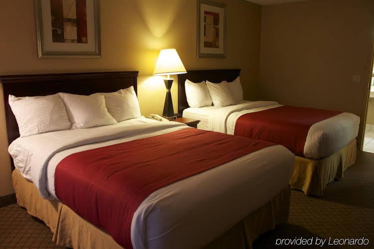 The Plaza Hotel & Suites - photo 6