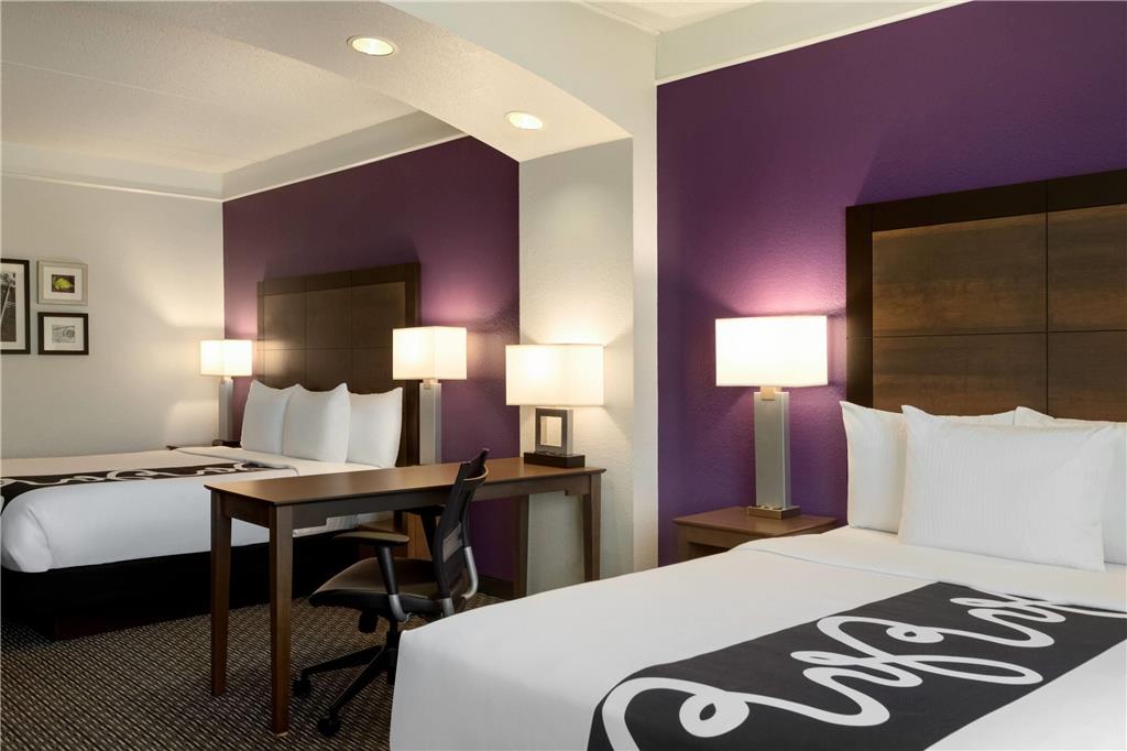 La Quinta Inn & Suites by Wyndham Arlington North 6 Flags Dr - photo 22