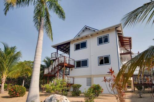 Bahia Vista Spectacular Views 4 Bedrooms — 4-Star Luxury Hotel in Placencia, Belize