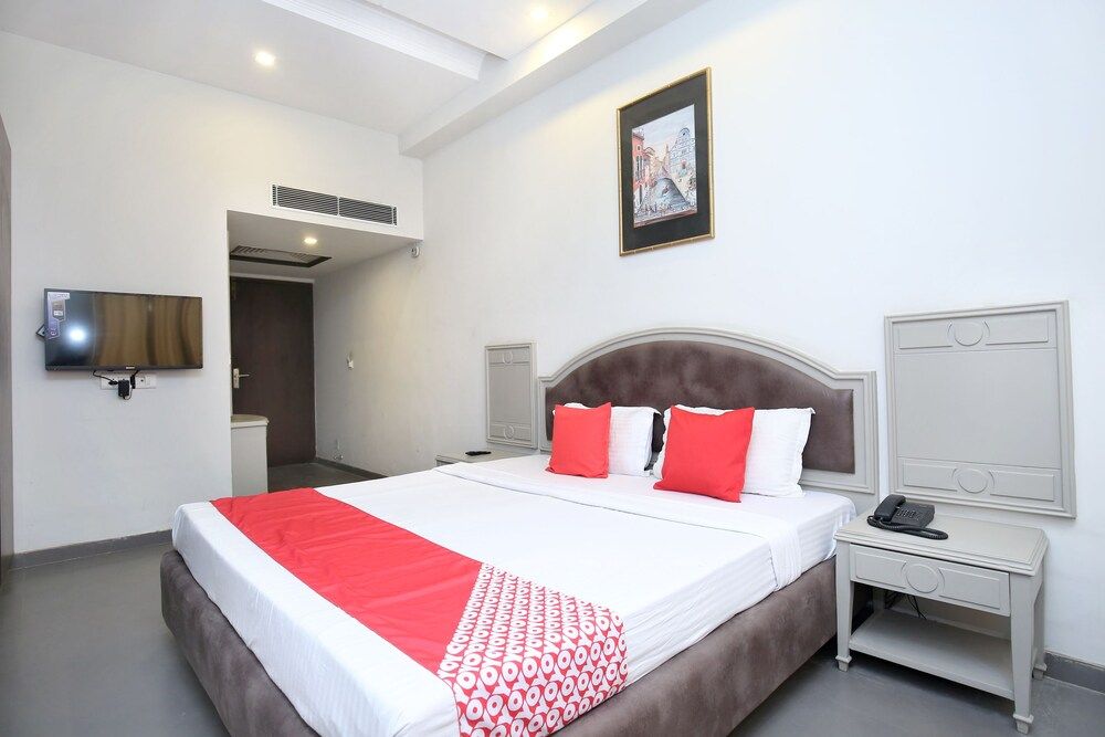 OYO 23498 Hotel Jane Royale