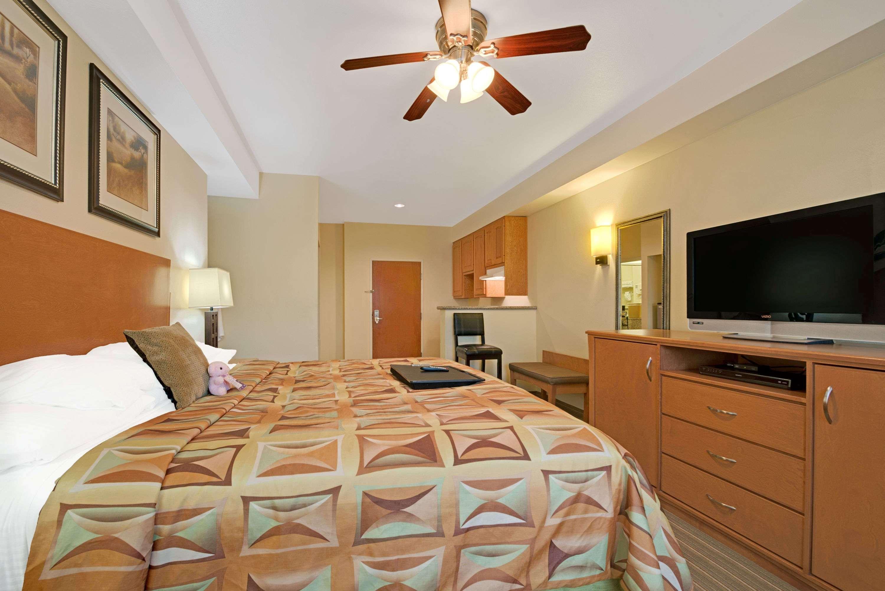 Super 8 By Wyndham Austin Airport North - photo 19