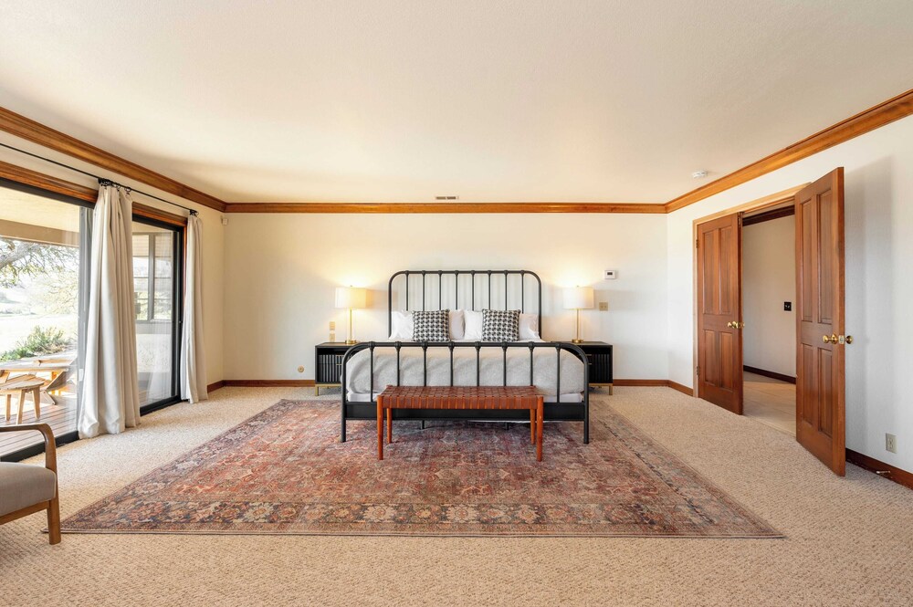 Cathedral by Avantstay Charming Secluded Estate w Sauna Pool Table & Views of the Rolling Hills - photo 22