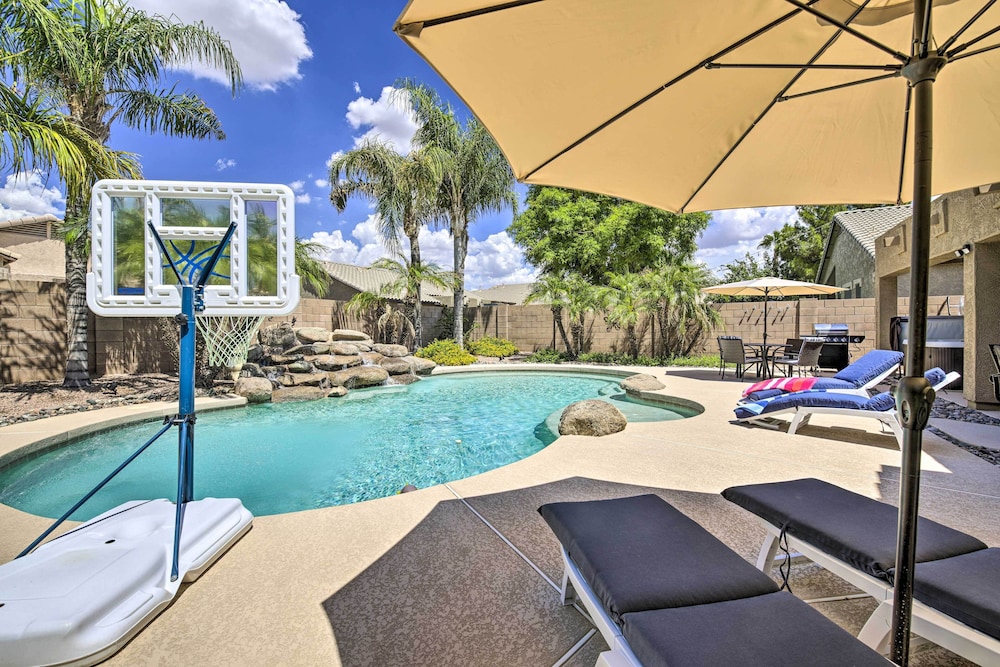 Pool Hot Tub and Patio Mesa Oasis Desert Getaway — 4-Star Luxury Hotel in Mesa, United States