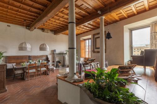 Old Bridge large and unique artful apartment with elevator — 4-Star Luxury Hotel in Florence, Italy