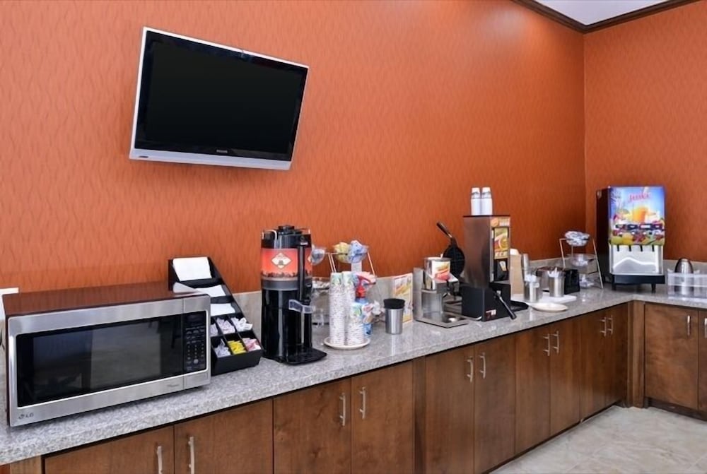 La Bonita Inn & Suites - photo 32