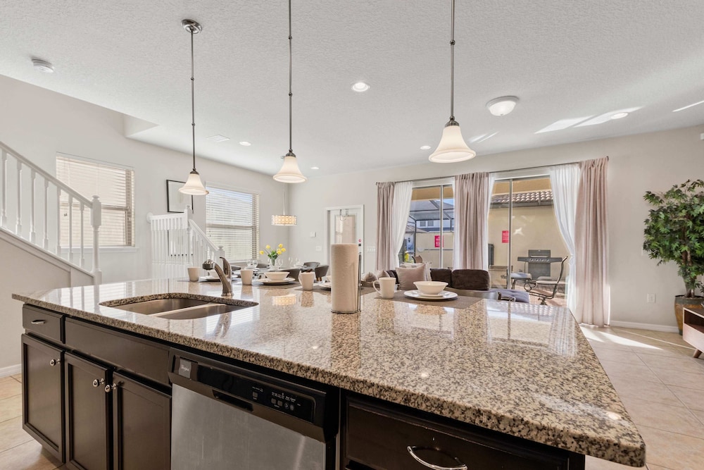 Beautiful Townhome With Splash Pool and Game Room - photo 38