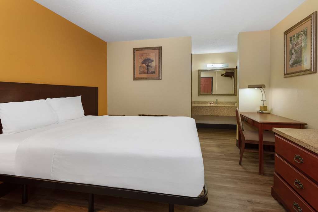 Travelodge by Wyndham Albuquerque East - photo 30