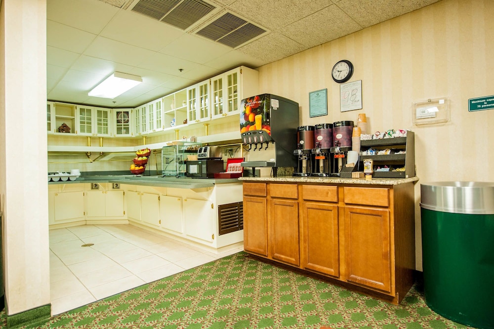 Greystone Inn and Suites - photo 17