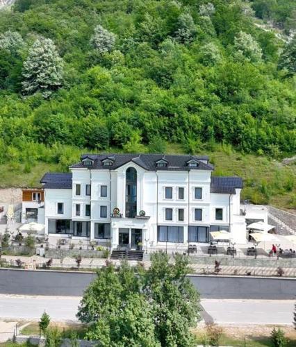 Two Brothers B A S Hotel Bar Restaurant — Valbone