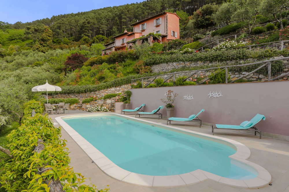 B happy Villa's — 4-Star Luxury Hotel in Buti, Italy