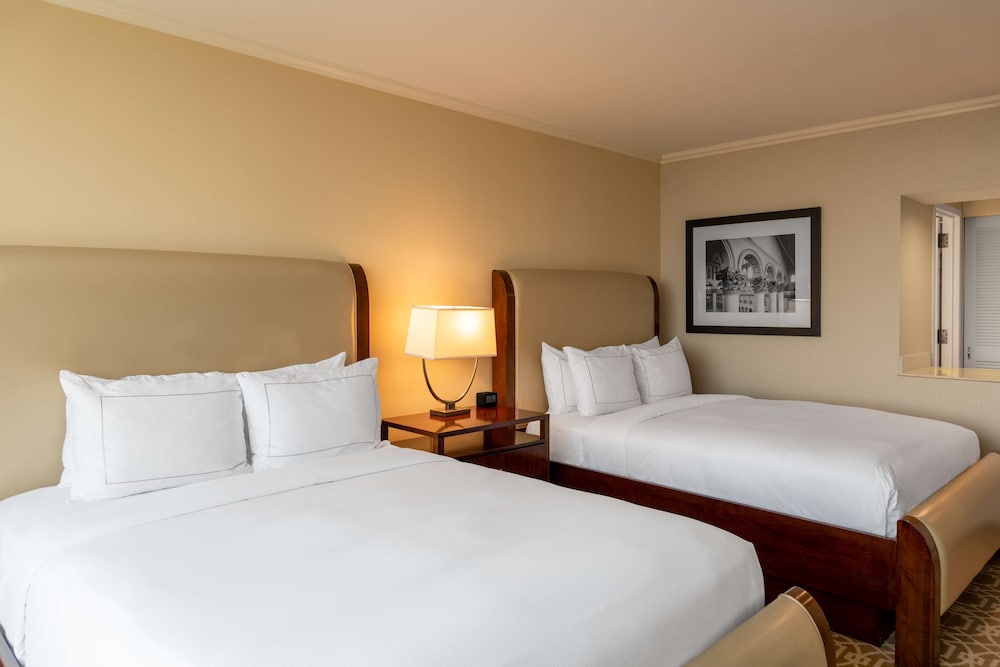 Hilton Alexandria Mark Center - photo 13