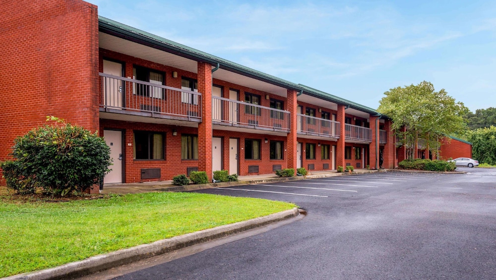 Studios and Suites 4 Less Emporia - photo 4