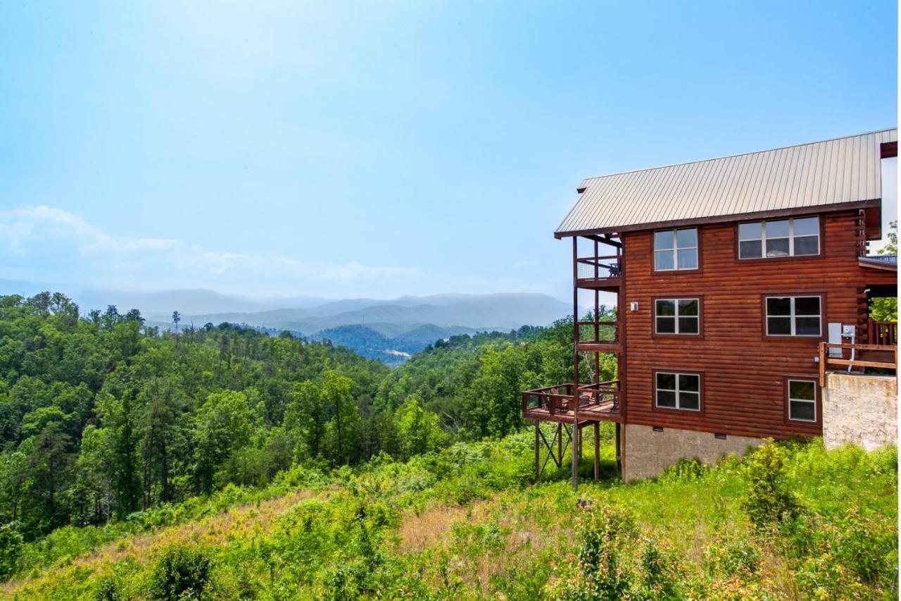 Above It All MTN View Hot Tub Game Theater Room in Sevierville, United States