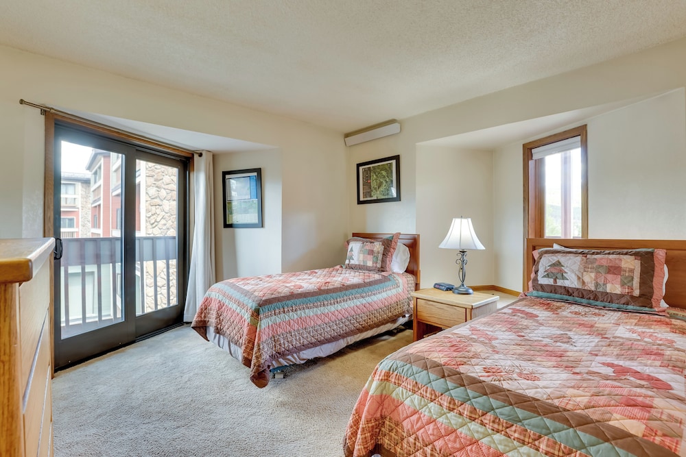 Mtn Condo w Ski Locker & Pools 3 Mi to Resort - photo 4
