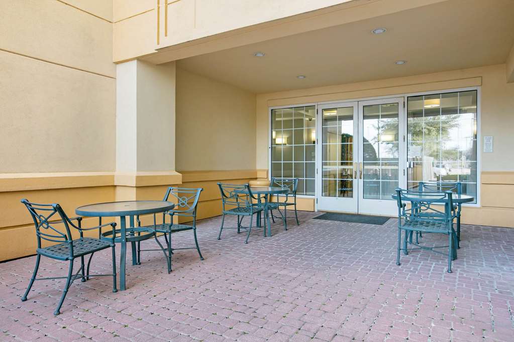 La Quinta Inn & Suites by Wyndham DFW Airport South Irving - photo 34
