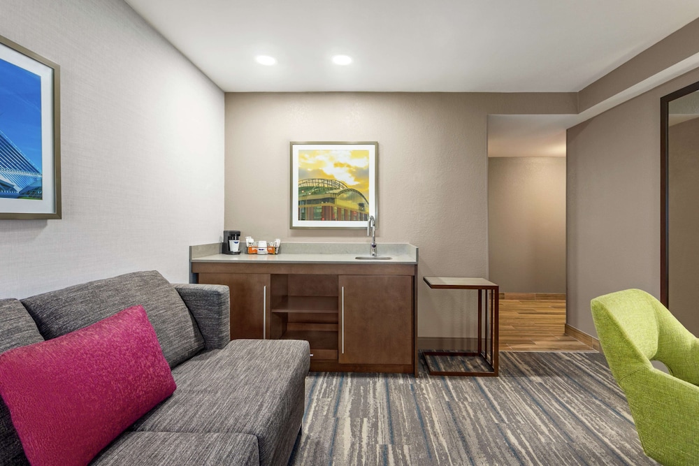Hampton Inn Milwaukee Brookfield - photo 26