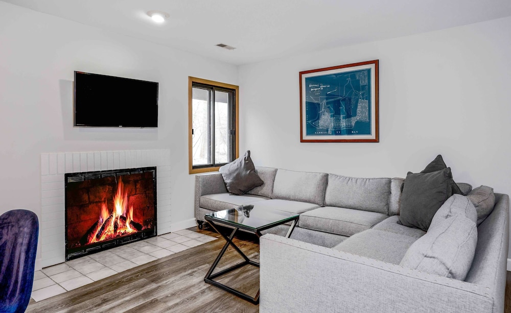 Briarwood Serenity at Abbey Springs Quiet 4 Bdr — 4-Star Luxury Hotel in Fontana, United States