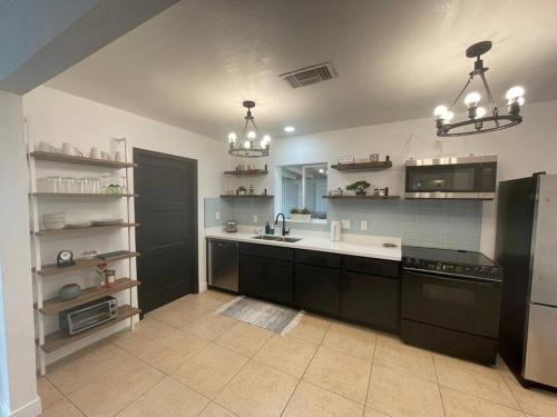 zzz Msg for 5 percent off zzz 3Bed 1Bath KingKingQueenBeds House MidtownPHX — 4-Star Luxury Hotel in Phoenix, United States