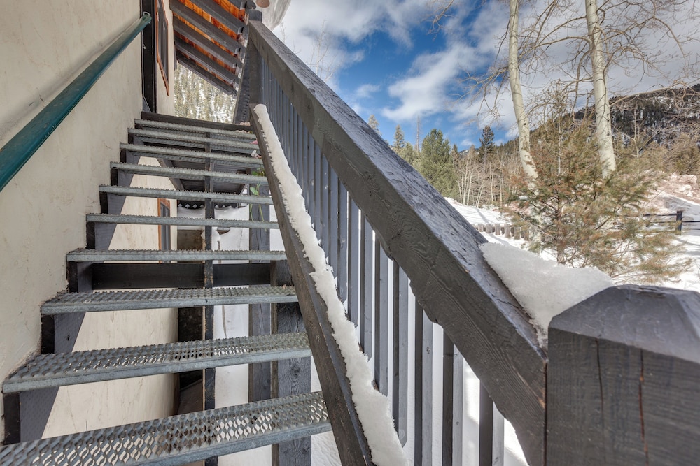 Cozy Streamside Studio 2 Mi to Taos Ski Resort - photo 10