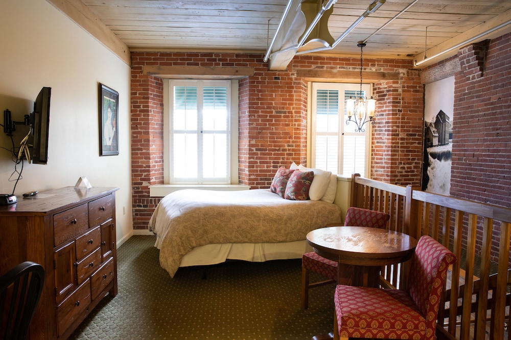 The Common Man Inn & Restaurant - photo 20