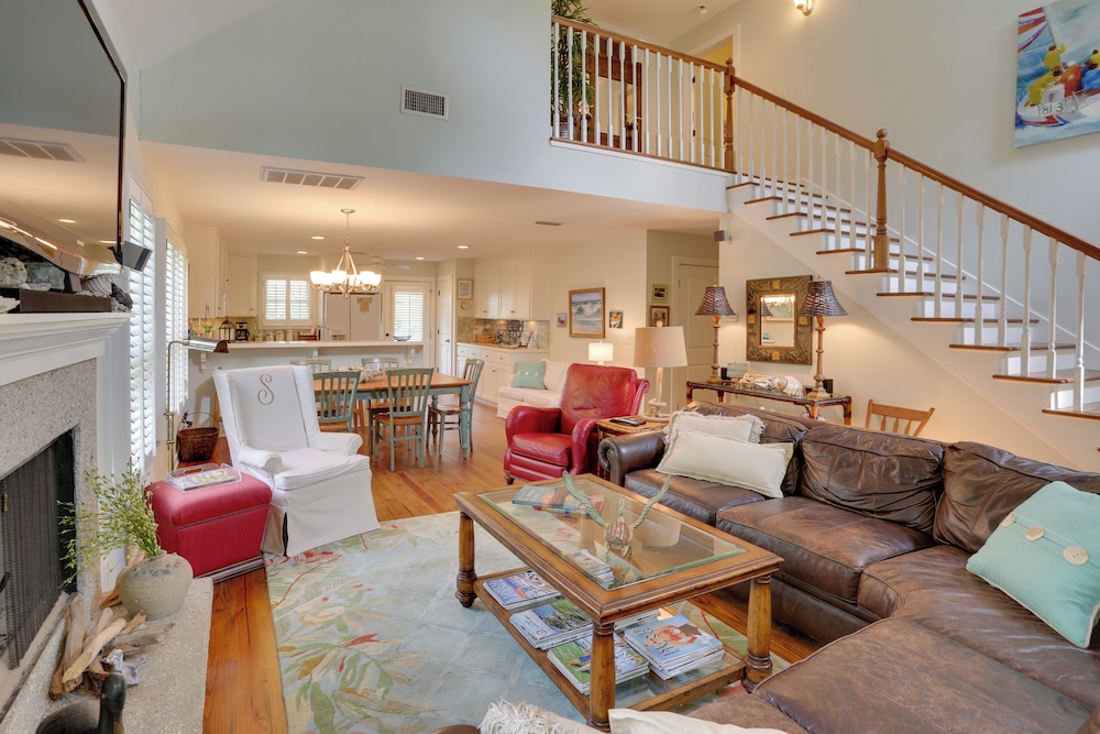 Bright St Simons Island Escape Walk to the Beach — 4-Star Luxury Hotel in Saint Simons Island, United States