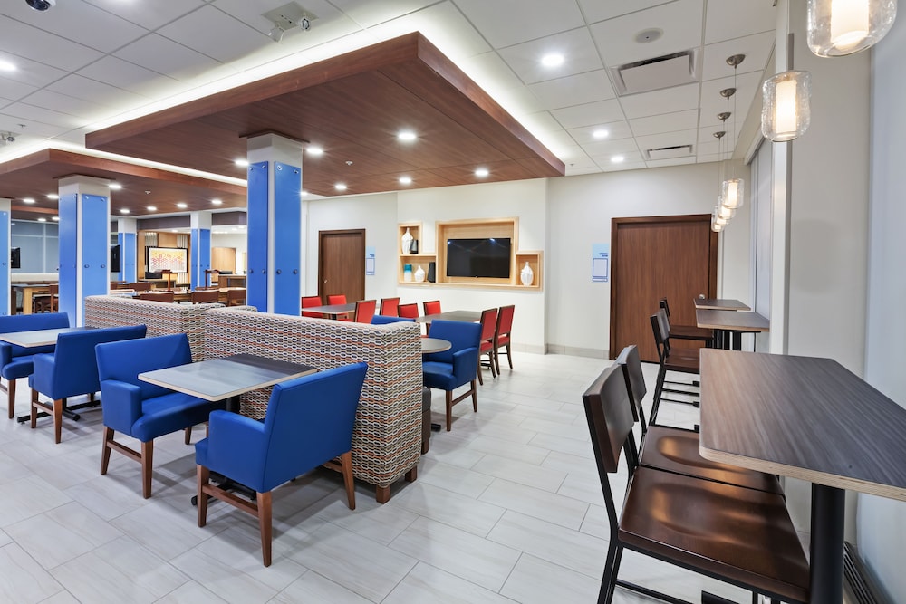 Holiday Inn Express & Suites Lenexa Overland Park Area by IHG - photo 38