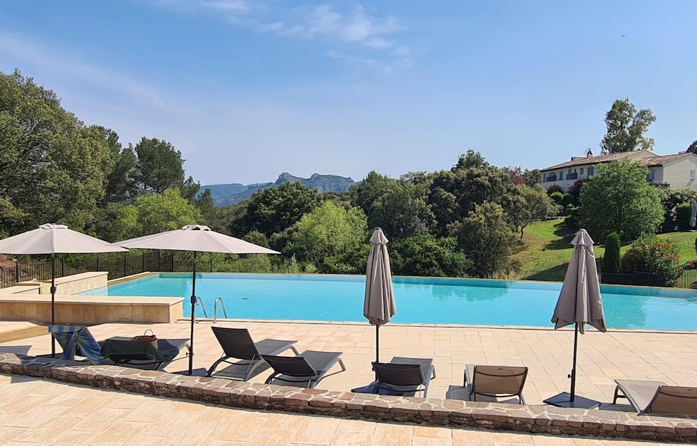 Holiday Flats at Domaine de Saint endreol With Golf SPA and Pool — 4-Star Luxury Hotel in La Motte, France