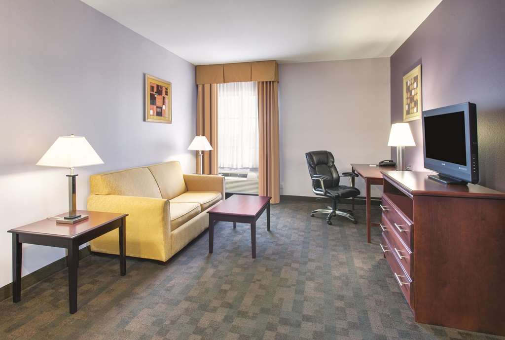 La Quinta Inn & Suites by Wyndham Corsicana - photo 16