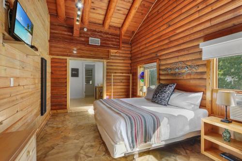 Wimberley Log Cabins Resort and Suites Unit 4 in Wimberley, United States