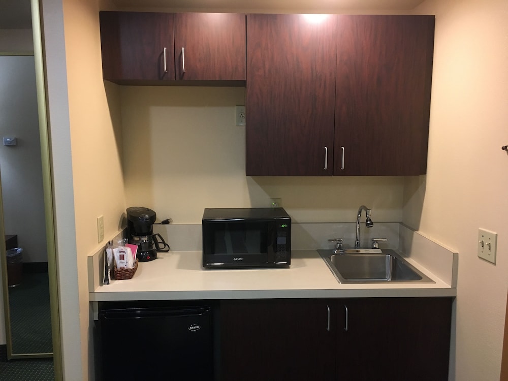 Hampton Inn Bedford - photo 21