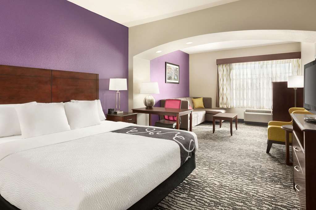 La Quinta Inn & Suites by Wyndham Fresno Northwest - photo 49