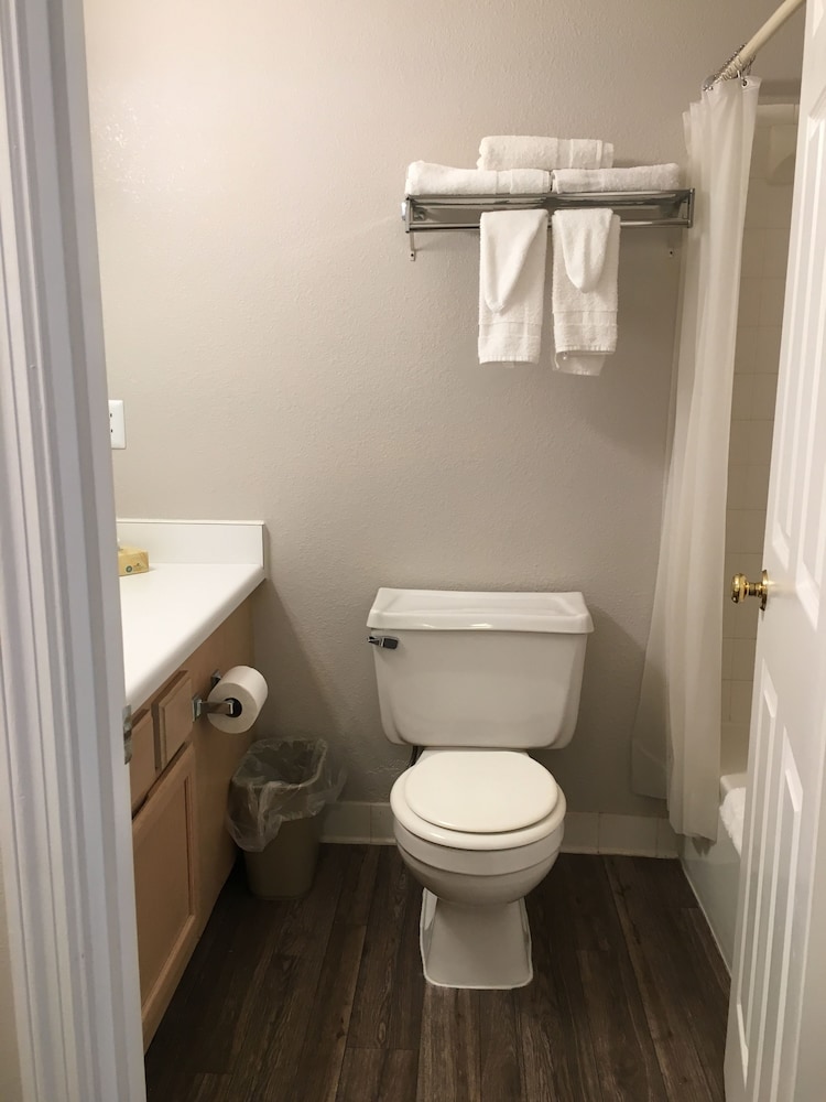 Ambassador Inn And Suites - photo 38
