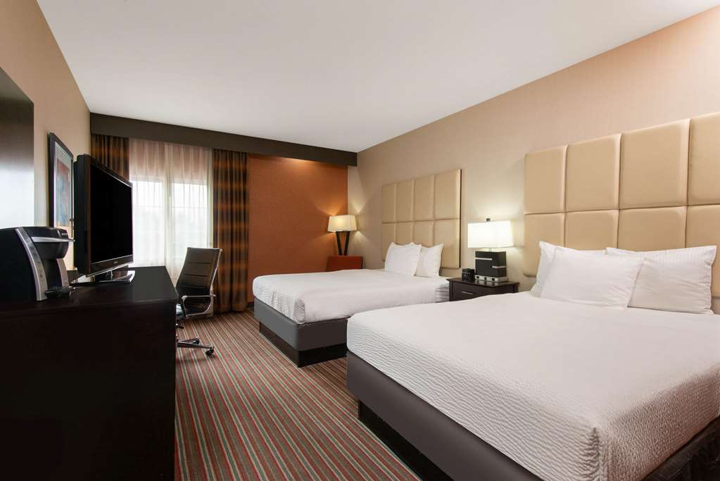 La Quinta Inn & Suites by Wyndham Harrisburg Hershey - photo 22