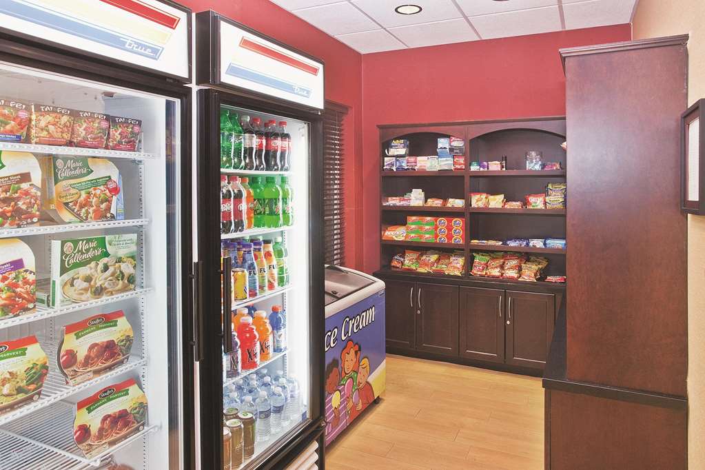 La Quinta Inn & Suites by Wyndham Hinesville Fort Stewart - photo 38
