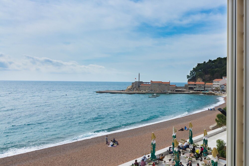 Galija lux Petrovac — 4-Star Luxury Hotel in Petrovac Na Moru, Montenegro