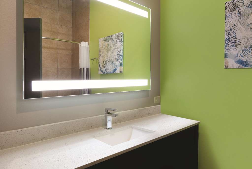 La Quinta Inn & Suites by Wyndham Tyler South - photo 9
