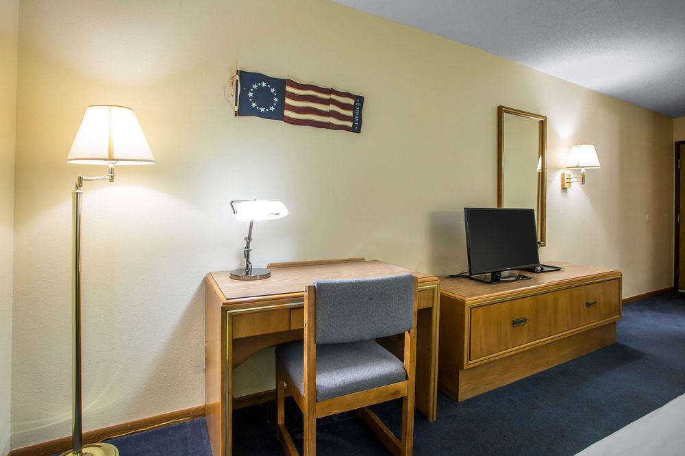 Econo Lodge Inn and Suites Dubuque - photo 6