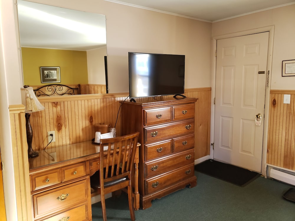 The Colonial Motel - photo 13