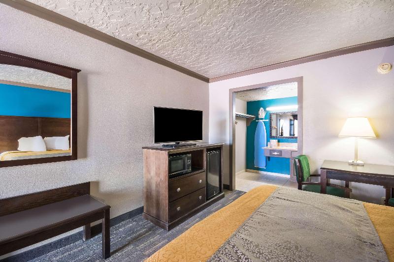 Econo Lodge Inn & Suites Oklahoma City - photo 8