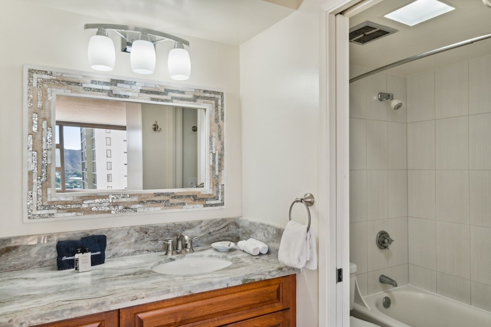 Tower 1 Suite 2705 Qqs - photo 9