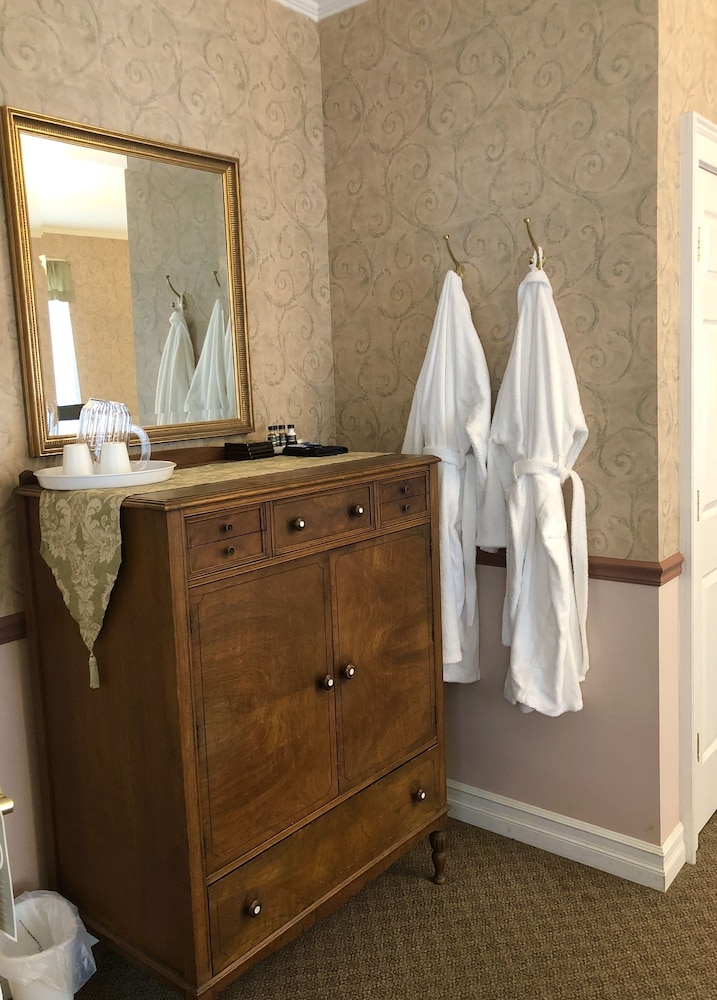 Rogues Harbor Inn - photo 6