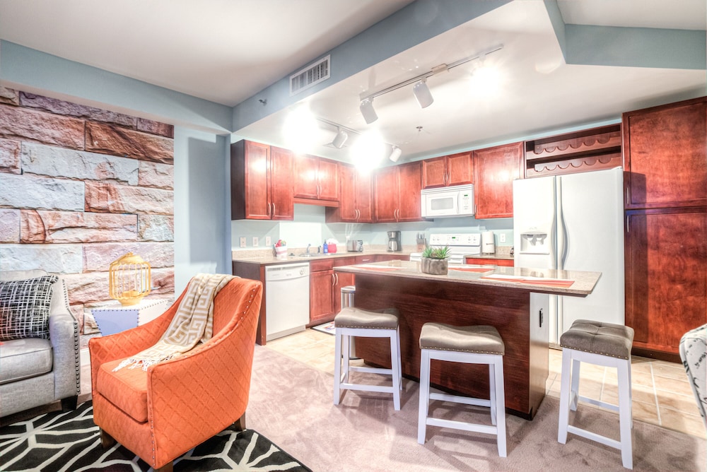 Laketown Wharf Resort by Aneliya's Rentals - photo 338