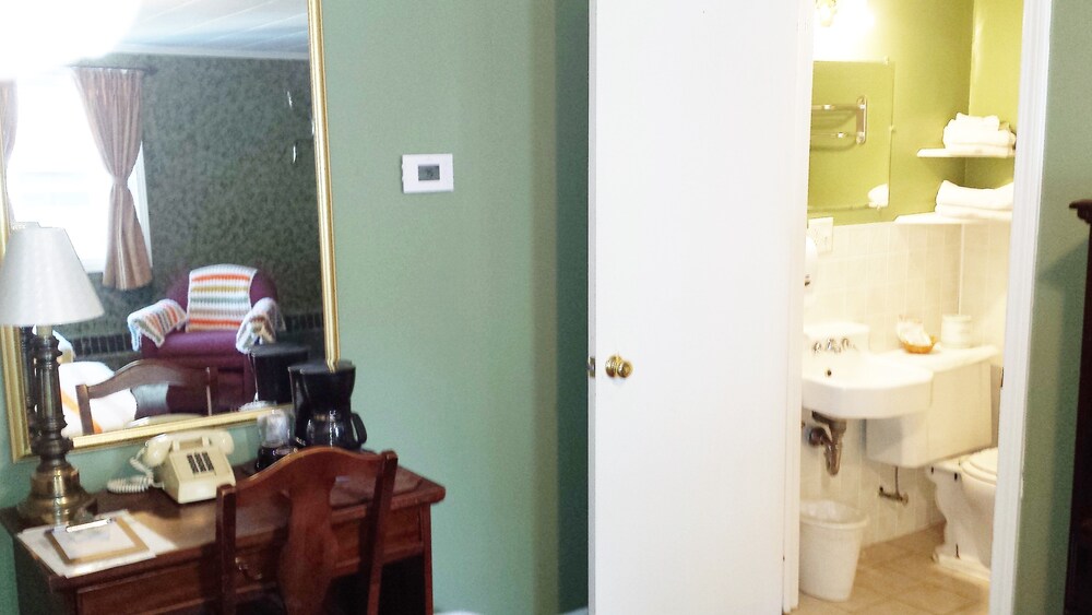St Charles Motel - photo 14
