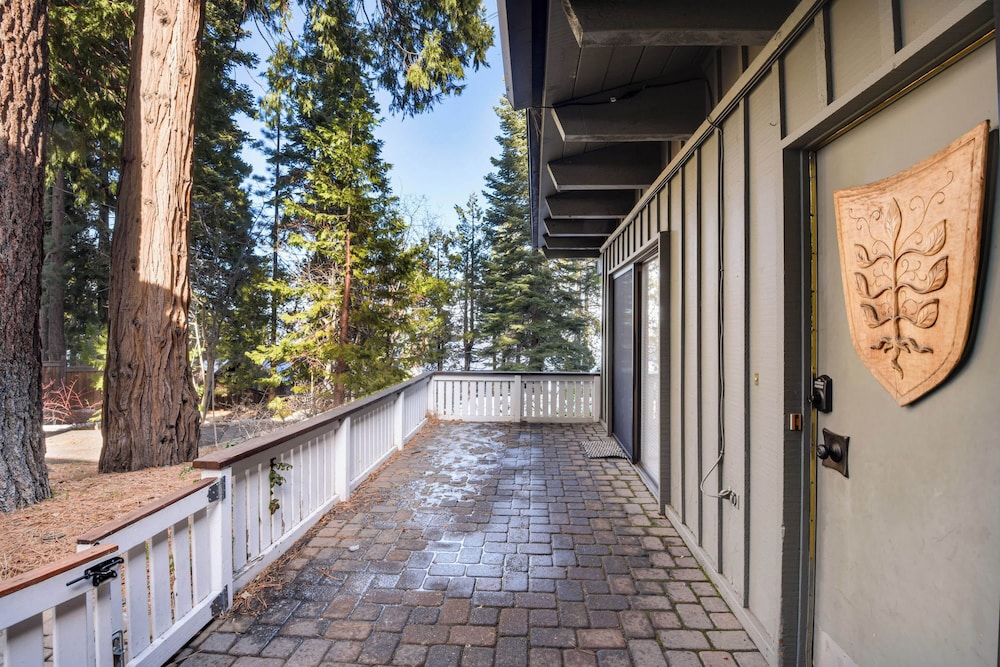 Waters Edge Escape Patio w Bbq Near Beach — 4-Star Luxury Hotel in Tahoma, United States