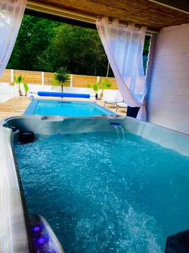 Maison A biscarrosse avec piscine et jacuzzi — 4-Star Luxury Hotel in Biscarrosse, France
